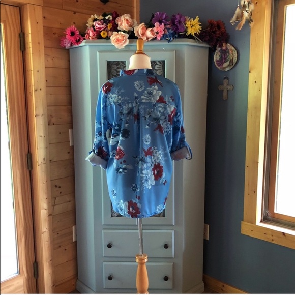 Beautiful Blouse w/ Button Up Sleeves. Brand NEW!! - Picture 7 of 8